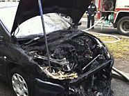 Verschmort und Verbrannt: Der Motorraum des PKWs. Verschmort und Verbrannt: Der Motorraum des PKWs.