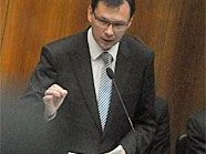 Verteidigungsminister Darabos stand abermals unter Beschuss. Verteidigungsminister Darabos stand abermals unter Beschuss.