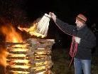 Am "Vorfeuer" des Funkens auf der Kresta in Tschagguns entzündete Jürgen Bahl seine Seilfackel, die er während des Funkenabbrennens schwang. Am "Vorfeuer" des Funkens auf der Kresta in Tschagguns entzündete Jürgen Bahl seine Seilfackel, die er während des Funkenabbrennens schwang.