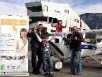 Andreas Seeburger freut sich mit Tim, Alegra und isikaufchef Martin Köb auf den 10. Kinderflugtag Andreas Seeburger freut sich mit Tim, Alegra und isikaufchef Martin Köb auf den 10. Kinderflugtag
