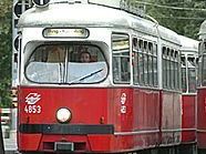 Auch die Bim muss sich dem Opernball unterwerfen und ihre Route heute Abend ändern. Auch die Bim muss sich dem Opernball unterwerfen und ihre Route heute Abend ändern.