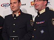 Bezirksinspektor Martin März (li.) wird zum "Besten Polizisten des Jahres" gewählt.