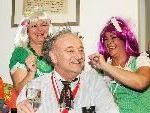 Bürgermeister Hans Bertsch kriegt die Haare schön. Bürgermeister Hans Bertsch kriegt die Haare schön.