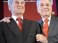 Bundespräsident Heinz Fischer ist von seiner Wachsfigur begeistert. Bundespräsident Heinz Fischer ist von seiner Wachsfigur begeistert.
