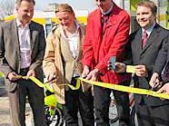 Christian Rötzer, Elisabeth Kolarik und Gerhard Kubik (v.l.) eröffnen die Stromtankstelle vor dem Riesenradplatz. Christian Rötzer, Elisabeth Kolarik und Gerhard Kubik (v.l.) eröffnen die Stromtankstelle vor dem Riesenradplatz.