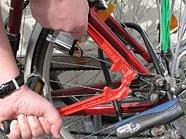 Der Fahrraddieb wollte die Hinterräder der Bikes abmontieren. Ein Passant kam ihm in die Quere.