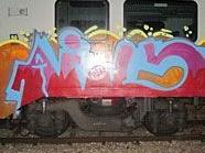 Der von den Graffiti-Sprayern besprühten ÖBB-Zug am Südbahnhof.
