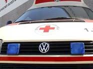 Die Rettung brachte den Mann nach seinem zwölf-Meter Sturz ins Krankenhaus. Die Rettung brachte den Mann nach seinem zwölf-Meter Sturz ins Krankenhaus.