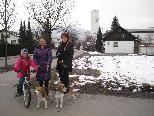 Die beiden Beagles "Gustl" und "Ludwig" genießen den Spaziergang mit ihren Besitzern durch den Stadtteilbezirk Rohrbach.