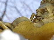 Die goldene Statue von Johann Strauß im Stadtpark wird jetzt saniert.