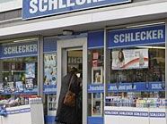 Ein Unbekannter hatte eine Schlecker Filiale überfallen. Ein Unbekannter hatte eine Schlecker Filiale überfallen.