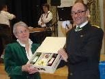 Landespräsident Obstlt Alwin Denz gratuliert der Quizsiegerin Emma Bitsche mit einem Genuss-Paket der KäseStrasse Bregenzerwald. Landespräsident Obstlt Alwin Denz gratuliert der Quizsiegerin Emma Bitsche mit einem Genuss-Paket der KäseStrasse Bregenzerwald.