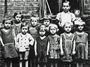 Tag der Wiener Bezirksmuseen: Kinder im Hof eines Hauses in der Meidlinger Hauptstraße (1926)