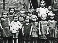 Tag der Wiener Bezirksmuseen: Kinder im Hof eines Hauses in der Meidlinger Hauptstraße (1926) Tag der Wiener Bezirksmuseen: Kinder im Hof eines Hauses in der Meidlinger Hauptstraße (1926)