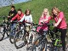 Amanda, Katja, Belinda, Roland und Marcel sammeln bereits eifrig Kilometer.