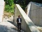 Bgm. Christian Natter bei der mächtigen Geschiebsperre am Rickenbach. Bgm. Christian Natter bei der mächtigen Geschiebsperre am Rickenbach.
