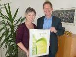 Bgm. Richard Amann gratuliert Sabine Hopfner zum Gesundheitspreis für "emsischfit".