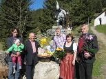Bgm. Thomas Zudrell mit Amelie, Adolf, Jürgen und Roswitha Zudrell, Willy Säly gratulieren der Jubilarin Bgm. Thomas Zudrell mit Amelie, Adolf, Jürgen und Roswitha Zudrell, Willy Säly gratulieren der Jubilarin