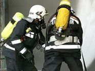 Die Feuerwehr rückte unter Atemschutz vor. Die Feuerwehr rückte unter Atemschutz vor.