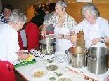 Die Frauen des Missionskreises St. Karl hoffen auf regen Besuch beim Suppentag.