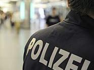 Die Polizei fahndet nach wie vor nach dem Täter. Die Polizei fahndet nach wie vor nach dem Täter.