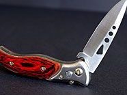 Die junge Frau wurde mit einem Messer lebensgefährlich verletzt. Die junge Frau wurde mit einem Messer lebensgefährlich verletzt.