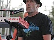 Hugh Laurie alias "Dr. House" übt sich wieder einmal als Sänger und Musiker. Hugh Laurie alias "Dr. House" übt sich wieder einmal als Sänger und Musiker.