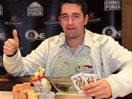 Julian Kabitzke freut sich über den Gewinn des Everest Poker ONE.