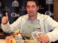 Julian Kabitzke freut sich über den Gewinn des Everest Poker ONE.