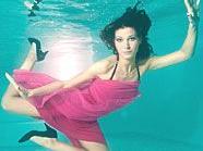 Miss Austria Carmen Stromboli ließ sich in der Poolcity Gerasdorf unter Wasser ablichten.
