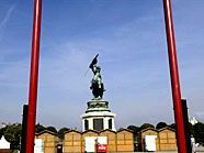 Schon 2009 wurde ein temporäres Denkmal für Wehrmachtsdiserteure am Heldenplatz errichtet. Schon 2009 wurde ein temporäres Denkmal für Wehrmachtsdiserteure am Heldenplatz errichtet.