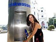 Auch im Wiener Resselpark befindet sich ein mobiler Trinkbrunnen, wie Umweltstadträtin Ulli Sima präsentiert.