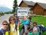 Den internationalen Volksschülern gefällt Gurtis und die Bazora ausgezeichnet gut Den internationalen Volksschülern gefällt Gurtis und die Bazora ausgezeichnet gut