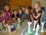 Die Dorener Volksschüler bauten ein Dorf der Zukunft. Die Dorener Volksschüler bauten ein Dorf der Zukunft.
