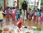 Die Kinder hatten ihr interkommunales Fest und einen reichlich gedeckten Tisch. Die Kinder hatten ihr interkommunales Fest und einen reichlich gedeckten Tisch.