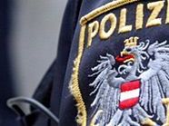 Die Polizei konnte den Dieb auf der Toilette festnehmen. Die Polizei konnte den Dieb auf der Toilette festnehmen.