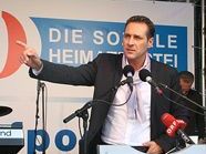 HC Strache peitschte seine Anhänger mit altbekannten Themen ein. HC Strache peitschte seine Anhänger mit altbekannten Themen ein.