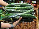 Heruntergefallene Gurken am Markt verkauft Heruntergefallene Gurken am Markt verkauft