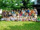 Kinder und Jugendliche der zehn Jahrgänge des Montessori-Kindergartens. Kinder und Jugendliche der zehn Jahrgänge des Montessori-Kindergartens.