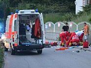 Nach dem Unfall übernahm die Rettung die Erstversorgung des Verletzten Motorradfahrers. Nach dem Unfall übernahm die Rettung die Erstversorgung des Verletzten Motorradfahrers.