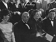 Nikita Chruschtschow, Jacqueline Kennedy, Bundespräsident Adolf Schärf, Nina Chruschtschowa und John F. Kennedy auf Schloss Schönbrunn. Nikita Chruschtschow, Jacqueline Kennedy, Bundespräsident Adolf Schärf, Nina Chruschtschowa und John F. Kennedy auf Schloss Schönbrunn.