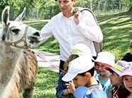 Stadtrat Oxonitsch freute sich gemeinsam mit den Kids über den Besuch der Lamas.