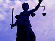 Wegen MOrdes an seiner Schwiegermutter und versuchten Mordes an seiner Ex-Frau wurde ein 32-Jähriger zu 20 Jahren Haft verurteilt. Wegen MOrdes an seiner Schwiegermutter und versuchten Mordes an seiner Ex-Frau wurde ein 32-Jähriger zu 20 Jahren Haft verurteilt.