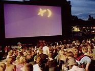 Zum mittlerweile dritten Mal steigt am Karlsplatz das "Kino unter Sternen". Zum mittlerweile dritten Mal steigt am Karlsplatz das "Kino unter Sternen".
