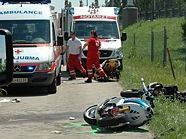 Aus unbekannter Ursache knallten zwei Moped frontal zusammen. Aus unbekannter Ursache knallten zwei Moped frontal zusammen.