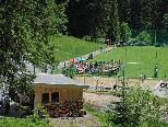 Ausblick vom Waldseilarten auf den Sport- und Spielraum Ausblick vom Waldseilarten auf den Sport- und Spielraum
