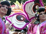 Bei der Vienna Pride geht es nicht nur um bunte Vögel, sondern auch um politische Anliegen.