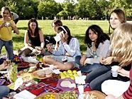 Beim Mädchenpicknick sind Mädels ganz unter sich. Beim Mädchenpicknick sind Mädels ganz unter sich.