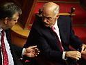 Bringt Papandreou (r.) das Sparpogramm durch? Bringt Papandreou (r.) das Sparpogramm durch?