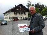 Bürgermeister Herbert Dorn vor der sanierungsbedürftigen Volksschule Bürgermeister Herbert Dorn vor der sanierungsbedürftigen Volksschule